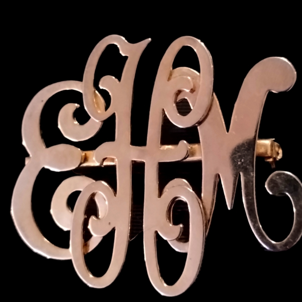 Absolutely beautiful golden vintage initial brooch